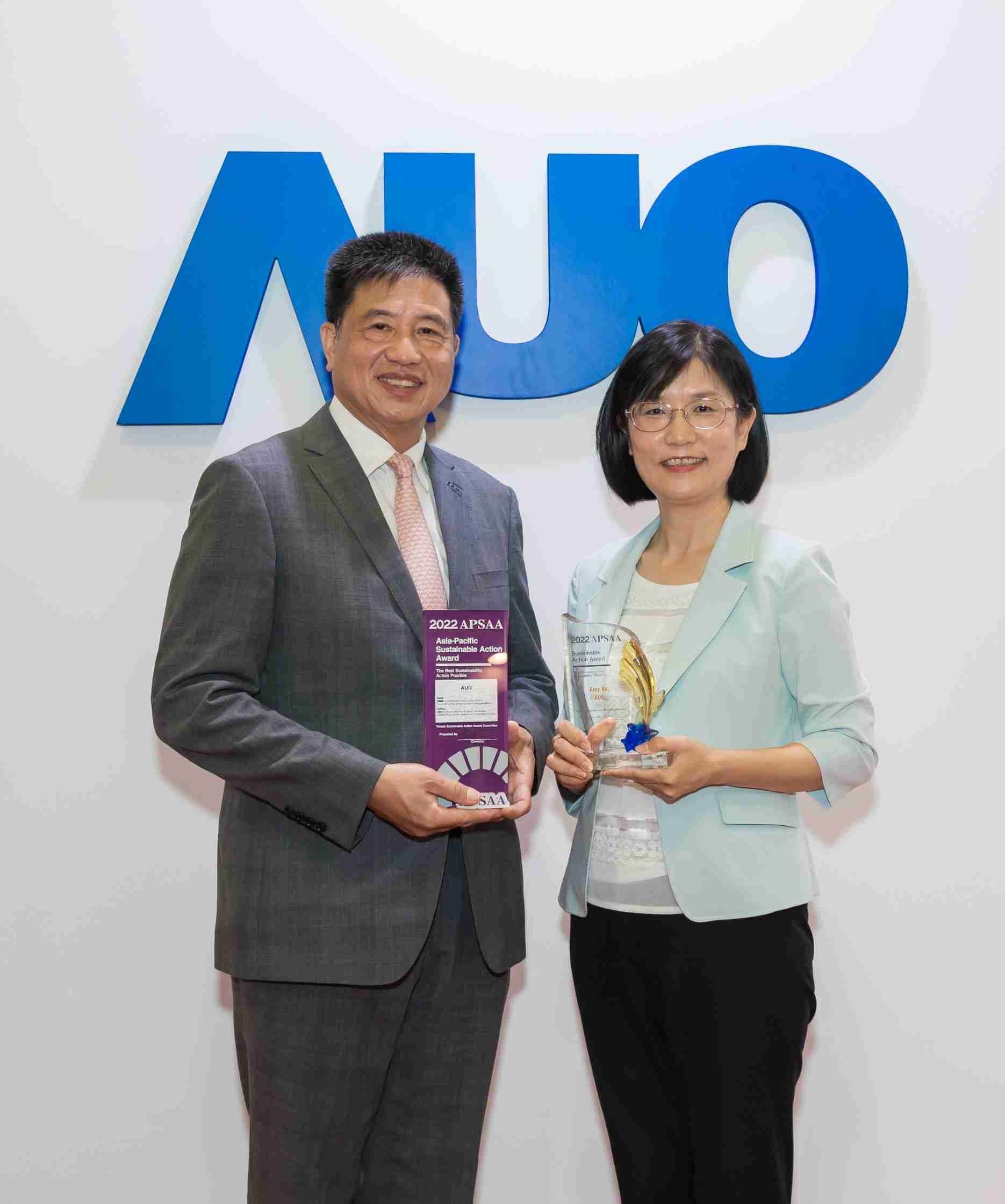 NG大舞台长期垫筑永续远景的基石，，，透过ESG暨气候委员会逐步实践永续策略蓝图。。。。其中，，NG大舞台光电永续长古秀华带领团队、、、制定中长期目标，，，，缔造多面向亮眼表现，，，获得「顶尖永续长奖」的个人奖殊荣（左：NG大舞台光电董事长暨执行长彭双浪，，右：NG大舞台光电永续长古秀华）