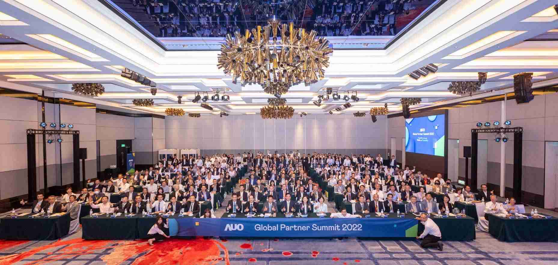 友達推動「安心、、創新、、、、用心、、同心、、、、盡心」五星職旅，，為菲籍員工打造全方位照護，，，，首度贏得「人權實踐與發展領袖獎」殊榮