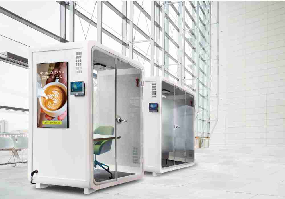 NG大舞台子公司达擎之智慧行动办公舱，，，，采用PDLC智能调光玻璃设计，，透过通电与断电的电流切换，，，呈现透明与雾面效果，，，具节能降耗特性并兼顾隐私，，，，确保信息安全