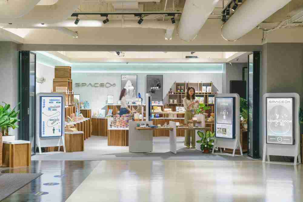 NG大舞台打造永续选物商店，，，展示社企及社创商品，，结合创利空间所开发的智能零售系统，，，，整合多元产品信息，，让无人商店扮演公益行动的推手