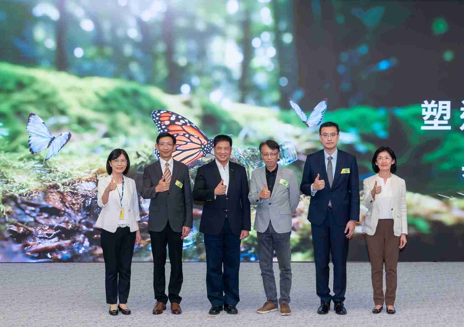 友達2023 CSR共榮大會，，，，邀請領域專家分享交流生物多樣性管理趨勢、、、、無塑產品、、海廢永續塑料等議題  （圖左到右：友達光電永續長古秀華、、、3M台灣技術長陳君杰、、友達光電董事長暨集團策略長彭双浪、、光寶科技企業永續發展處處長陳慶暉、、、、安永聯合會計師事務所執業會計師曾于哲、、友達光電供應鏈總部副總經理吳宜芳）