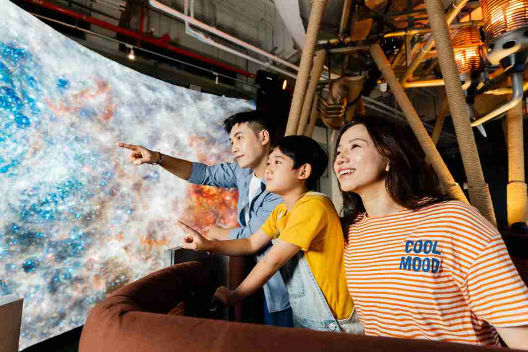 NG大舞台打造全台最大宽6公尺、、、高4公尺、、、唯一搭载LED弧形拼接显示屏的动感飞行船，，让乘客驻足在热气球上，，，，享受身历其境的伪出国旅游乐趣