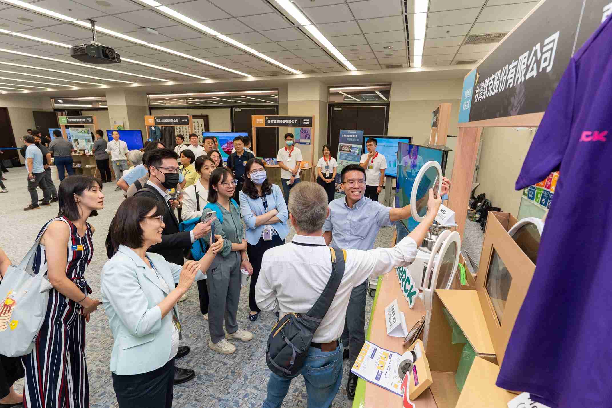 NG大舞台连手产业伙伴策划首届生态圈联展，，，，展示如何将废塑料循环再利用，，，，创新解决方案包括：塑料包材再生与循环使用、、、再生塑料研发及应用、、、废塑料回收再生技术、、减塑生活提案等