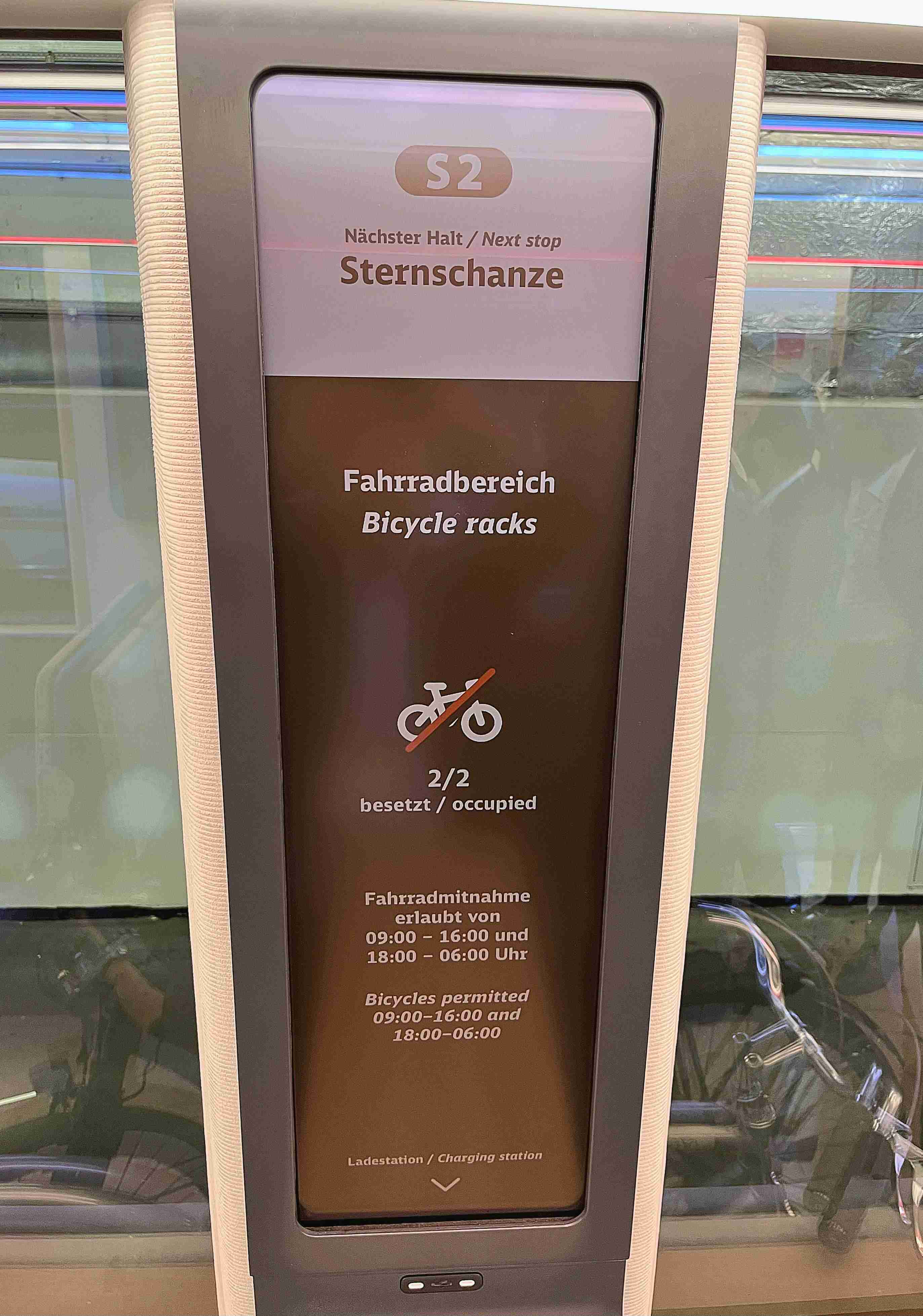 达擎HiRaso显示技术采用胆固醇液晶独特的双稳态特性及反射环境光线的方式，，发挥最佳能源运用效率，，，，其仅在更换显示画面时才消耗电力，，在持续静止的画面显示上则为零耗电，，，，与传统液晶显示技术相比大幅节省90%能耗